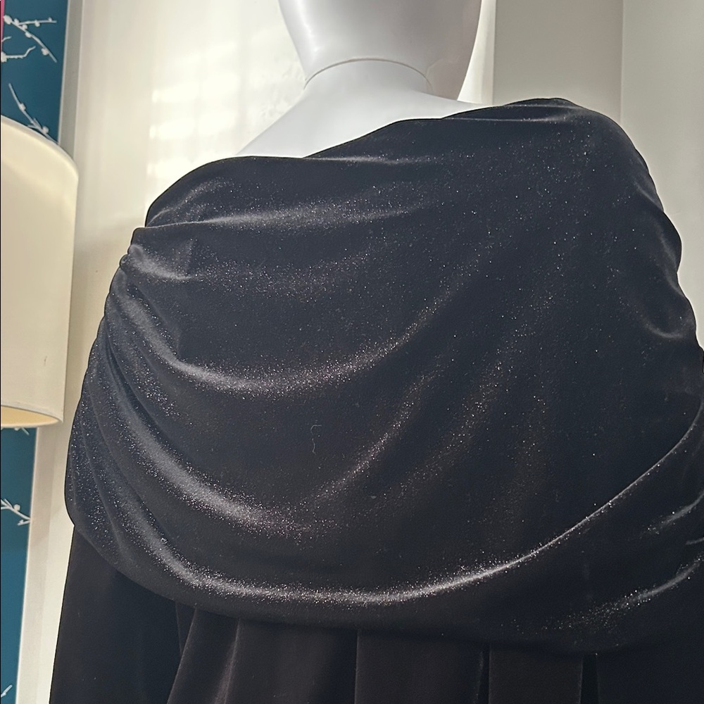 Chic Black Velvet Off-Shoulder Blouse - Picture 8 of 15